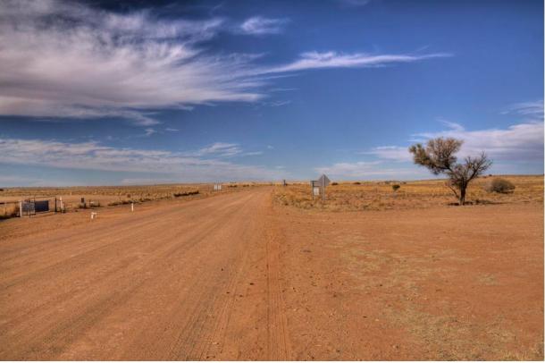 El desolado camino a Marree, cerca de donde se descubrió el famoso geoglifo conocido como "Marree Man".