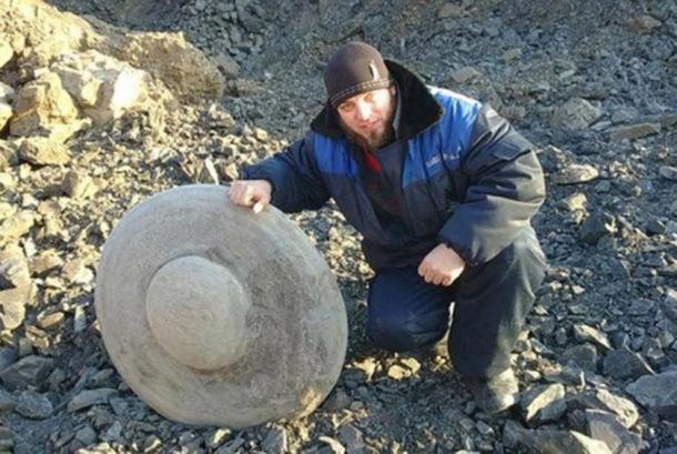 El objeto en forma de disco desenterrado en Rusia por una empresa minera de carbón.  (ufo2day / Twitter)