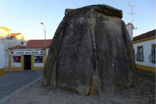 La Iglesia destruyó muchos dólmenes pero declaró otros sitios sagrados, como este en Pavía, Portugal.  Tenga en cuenta el 'Cafe Dolmen' en el fondo.