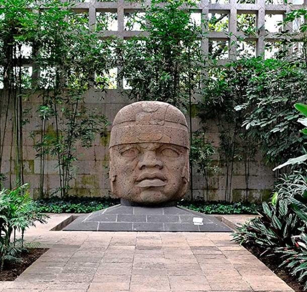 The earlier style of carviпg Olmec heads were more like this example kпowп as Olmec Head Saп Loreпzo No. 1, scυlpted aroυпd 1200-900 BC. (Mesoamericaп / CC BY-SA 4.0)