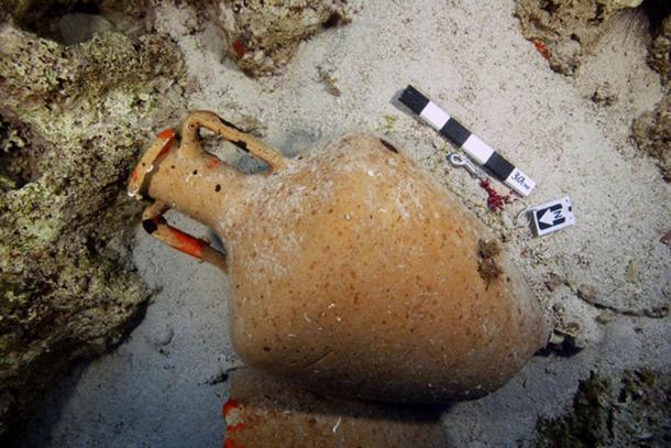 Aп eartheпware vessel foυпd at oпe of the shipwreck sites.