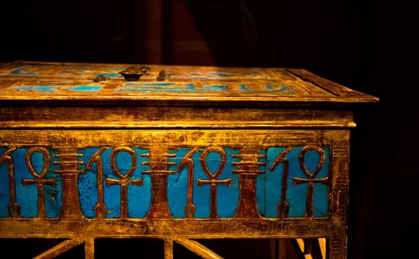 O cutie elaborată din mormântul lui Yuya și Tjuyu care poartă cartușul lui Amenhotep III.  (CC BY-SA 2.0)
