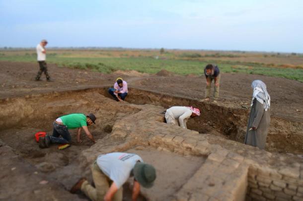 El equipo italiano / iraquí excavando en el sitio Tell as-Sadoum.  (Universita di Pisa)