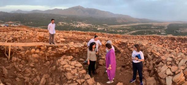 La Ministra de Cultura Lina Mendoni durante las excavaciones en Kasteli