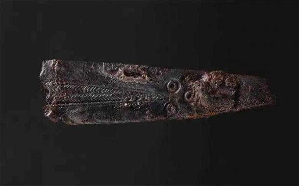 The other side of the knife has a decoration that looks like a face and a chevron pattern.  (©Odense Museum)