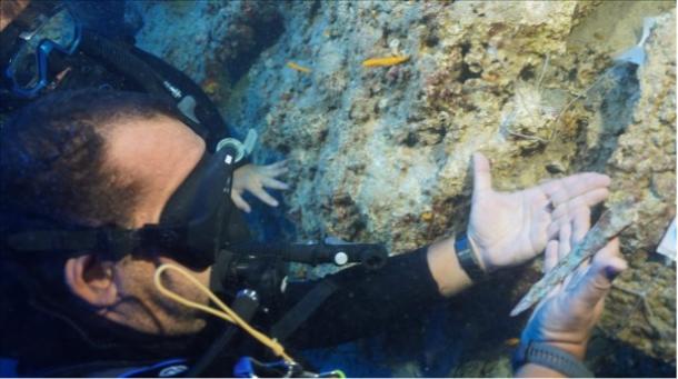 Hakan Öni releasing the Bronze dagger from the seabed. 