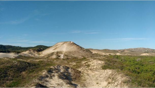 : A sambaqui on the coast of Santa Catarina: these mounds of shellfish debris, bones and other remains were burial sites. Source: Jéssica M. Cardoso/Plos ONE