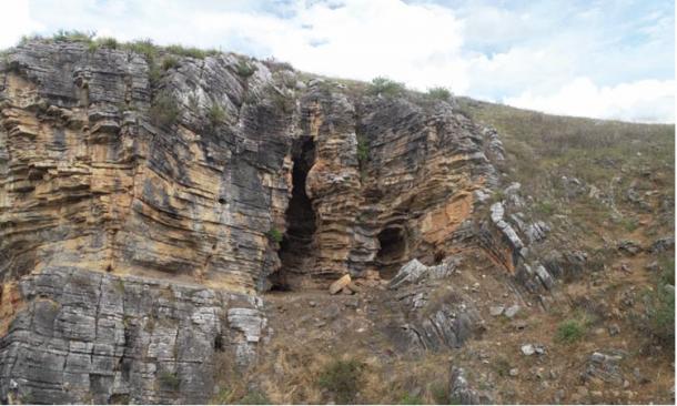 Top image: Entrance to Cloggs Cave. Source: David, B et al/Nature