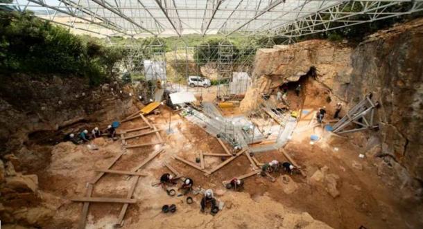 Excavation work at the Ghost Cave site. Source: Maria D. Guillén / IPHES-CERCA