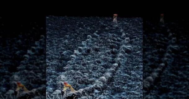 Underwater photograph of sunken boat in Lake Mjøsa, with outline showing shape and characteristics. 