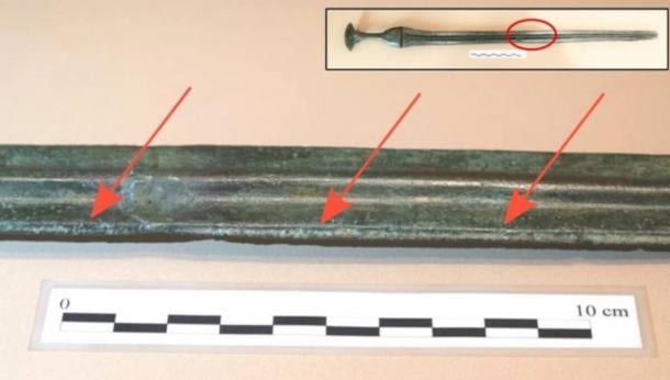 Image of the sword from Lloseta and detail of the burrs on the edge of the blade