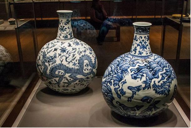 Two porcelain Ming Dynasty flasks, not necessarily part of the dispute. Source: British Museum/Public domain