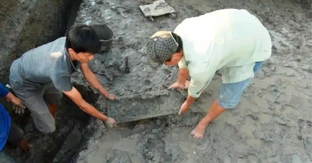 A footed grinding slab is excavated in southern Vietnam in 2018. (Khanh Trung Kien Nguyen/Southern Institute for Social Sciences, Vietnam)