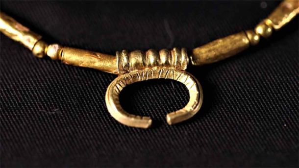 Close-up of gold jewelry found in Jerusalem. (Emil Aladjem / Israel Antiquities Authority)