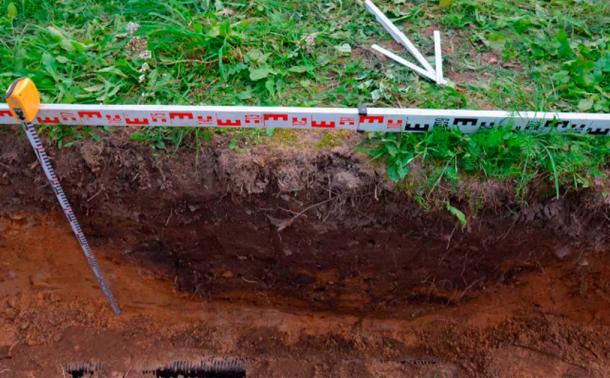 A grave pattern located on the wall of the pipe trench. (Juha Ruohonen / University of Turku, Archaeology)