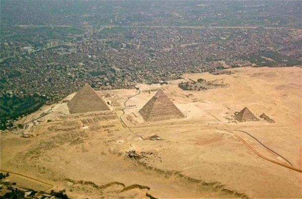 Las pirámides de Giza y la necrópolis de Giza, Egipto, vistas desde arriba.