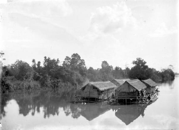 Timber raft houses on the Musi River before 1917. (National Museum of World Cultures / CC BY-SA 3.0)