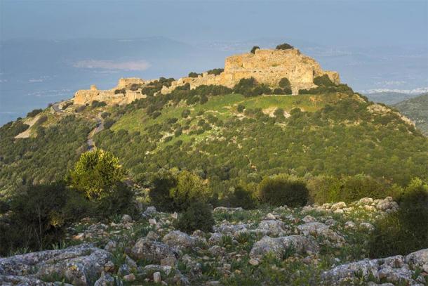 El acantilado cubierto por el castillo de Nimrod, Golan (John Theodor / Adobe Stock)