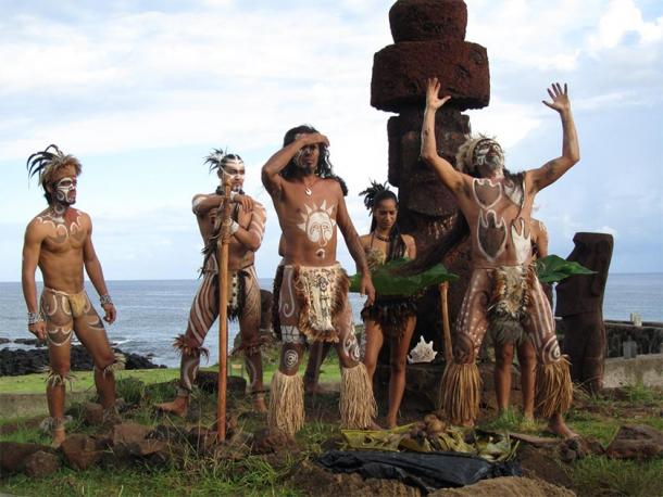 Easter Island natives (the Rapa Nui) with a Moai monolith. (Oficina Regional de Educación / CC BY-NC-SA 2.0)