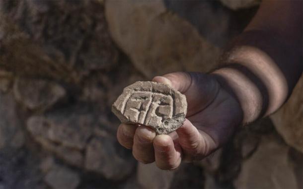 El sello hecho de arcilla descubierta en la excavación de un estacionamiento en Jerusalén puede proporcionar pistas sobre el reasentamiento de la ciudad por parte de los judíos después del exilio en Babilonia. (Shai Halevy / Autoridad de Antigüedades de Israel)