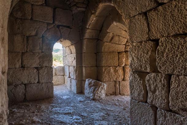 Salón en el nivel inferior del castillo de Nimrod ubicado en la Alta Galilea, en el norte de Israel, en la frontera con el Líbano. (svarshik / Adobe Stock)