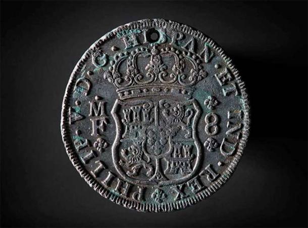 Pilar dólar, 8 reales y acuñado en México. En la parte superior hay un pequeño agujero, probablemente usado para coser la moneda en la ropa. (Imagen: © Historic England/RCE)