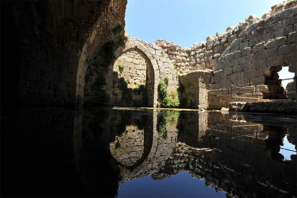 Antiguo depósito para recoger agua de lluvia en el castillo de Nimrod, Alturas del Golán, Israel (PROMA / Adobe Stock)