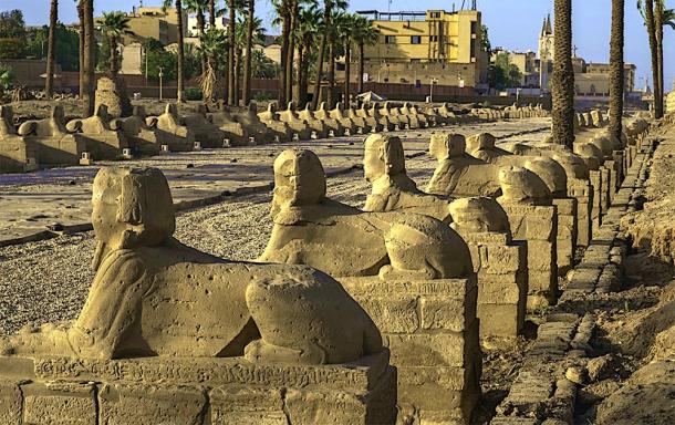 La avenida de esfinges en el camino del Templo de Karnak al Templo de Luxor, Egipto, donde tuvo lugar el viaje ritual del Festival Opet.  (tynrud/Adobe stock)