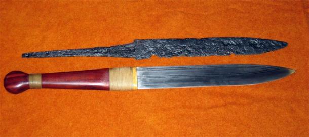 One of the most typical and easily accessible Viking weapons is the seax. Pictured: an excavated seax (top) and a replica (below). (Bullenwächter / CC BY-SA 3.0)