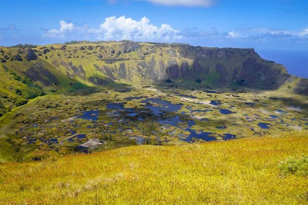 The crater from the Rano Kau volcano, where the Birdman cult competition took place. (daboost / Adobe stock)