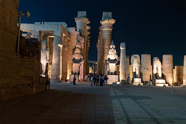 Estatuas de Ramsés II en el Templo de Luxor.  Foto tomada en un viaje reciente de Ancient Origins a Egipto.  (Cortesía de Ioannis Syrigos)