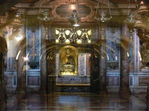 The niche in the Vatican Grottos where the Plexiglass boxes of bone remains were placed (Dnalor 01 / CC BY-SA 3.0)