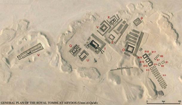 Mapa satelital del cementerio de Abydos, Umm El Qa'ab, con el plano de las tumbas reales superpuestas en negro. (PLstrom / CC0)