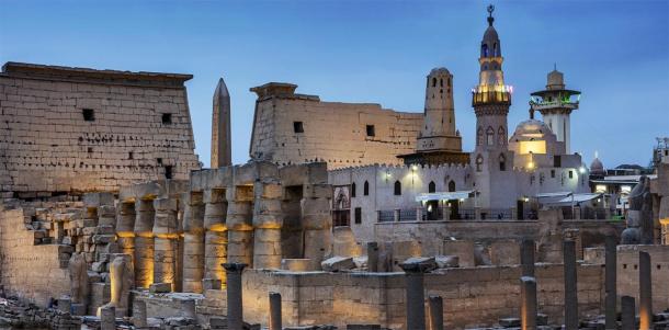 La Mezquita de Abu Haggag se puede ver en el patio de Ramsés II en el Templo de Luxor.  (inigolaitxu / Adobe stock)