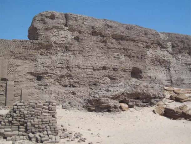 Pared con nichos de ladrillos de barro en el recinto funerario Shunet El-Zebib de Khasekhemwy, en Abydos. (isawynu / CC BY 2.0)