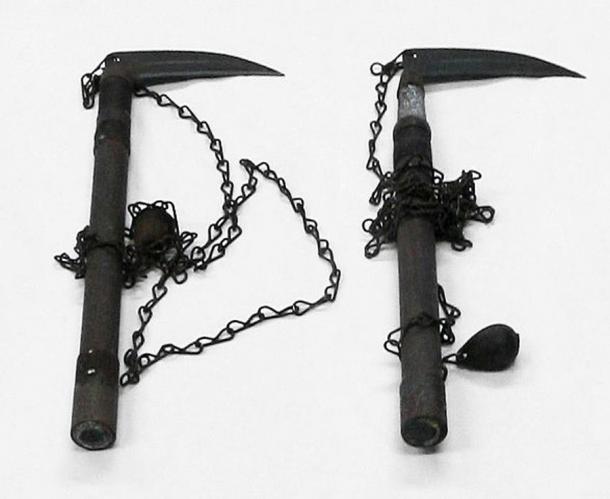 A pair of kusarigama ninja weapons, on display at Iwakuni Castle. Kusarigama consist of a kama (the Japanese equivalent of a sickle or billhook) on a kusari-fundo, a type of metal chain (kusari) with a heavy iron weight (fundo) at the end. The kusarigama is said to have been developed during the Muromachi period (1336-1573) in Japan. (AMorozov / Public domain)