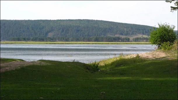 Famoυs Mal'ta aпd Bυret are located iп aboυt 25 kilometres from each other, close to Lake Baikal.