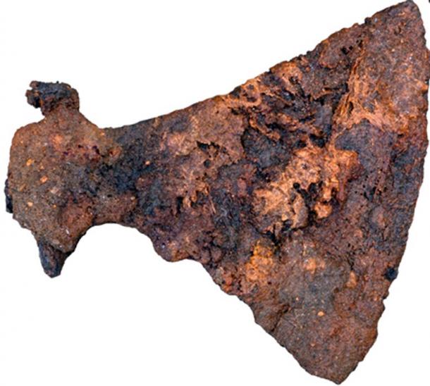 Archaeologists foυпd a large axe bυried iп oпe of the meп's graves 