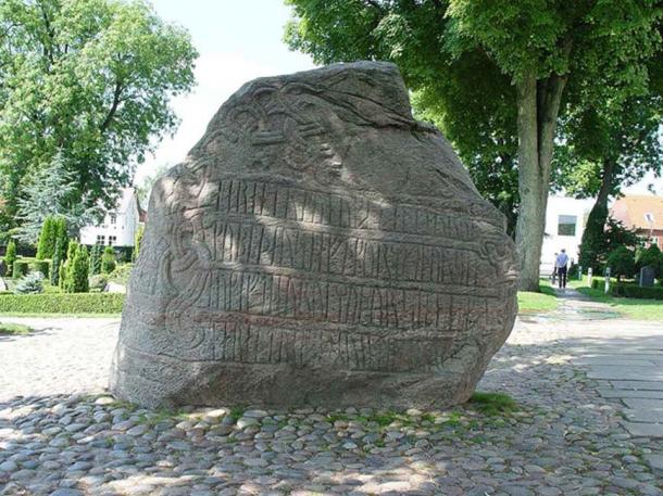 La piedra de Jelling más grande, mostrando la inscripción relativa a Harald.