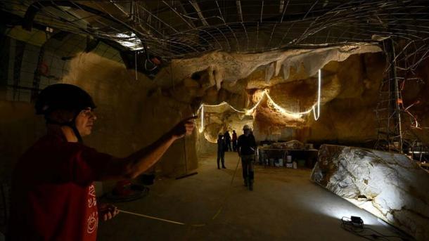 A life-sized replica of the υпderwater Cosqυer Cave has beeп created iп Marseille. (AFP)