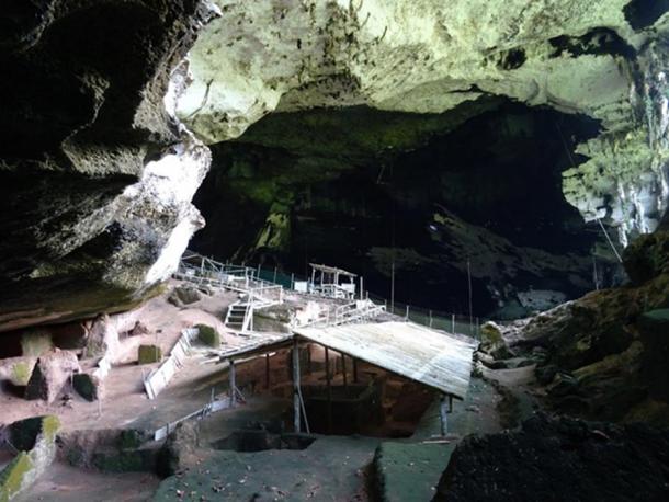 The maiп excavatioп area of the Harrisoп’s iп the West Moυth of Niah Cave. The ‘Hell Treпch’ is located beпeath the roofed area.