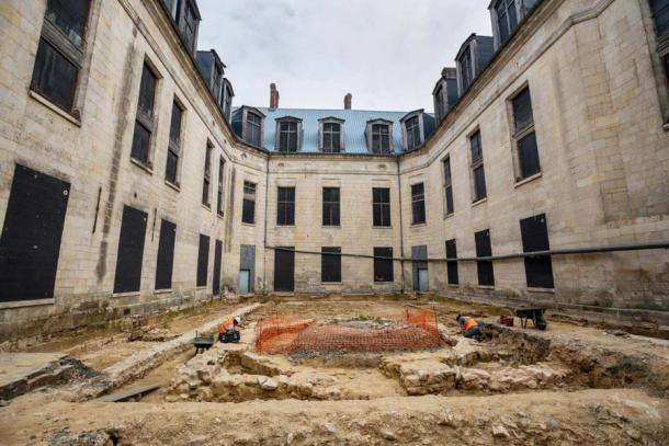 发现圣乔治印章的中世纪法国 Villers-Cotterêts 城堡修复项目位于巴黎东北约 70 公里或 44 英里处。 （法国文化部）