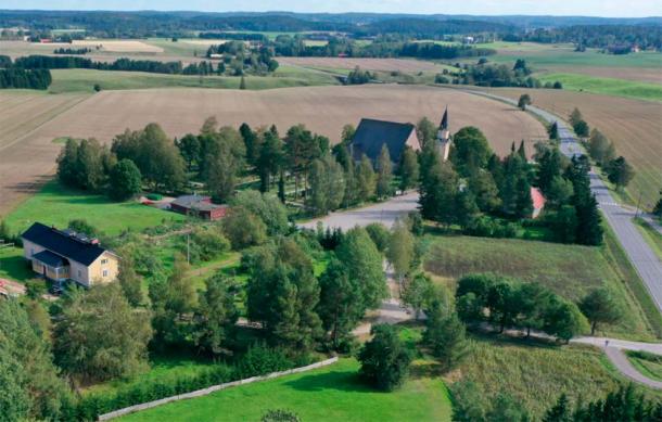 Perttel's medieval stone church in Salonjokilaakso. The found Crusade-era mortuary is located in the yard of the house on the left. (Juha Ruohonen / University of Turku)