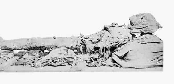 The mummy of Amenhotep III during unwrapping. (G. Elliot Smith/Public Domain)