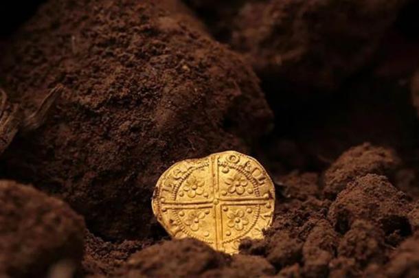 The other side of the Henry III gold coin shows a long cross, roses and pellets. (Spink & Son)