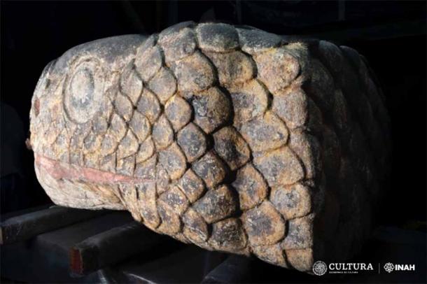 INAH experts recover the polychrome of a monumental Mexica snake head. (LANCIC. UNAM/INAH)