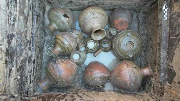 Pottery discovered in the Chinese family tomb (Institute of Archaeology at the Chinese Academy of Social Sciences)