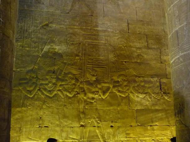 Los sacerdotes purificados llevan la barca sagrada de Hathor en un relieve de la pared de la Sala Hipóstila del templo de Edfu.  Faraón camina junto a ellos.  (Yo, Rémih / CC BY-SA 3.0)