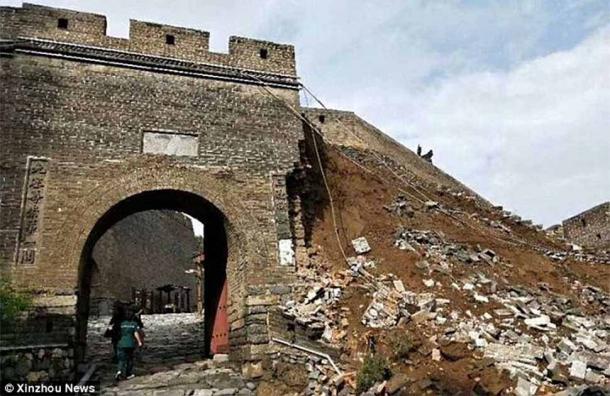 A recently renovated section of the wall collapsed under rain in 2018. (Xinzhou News)