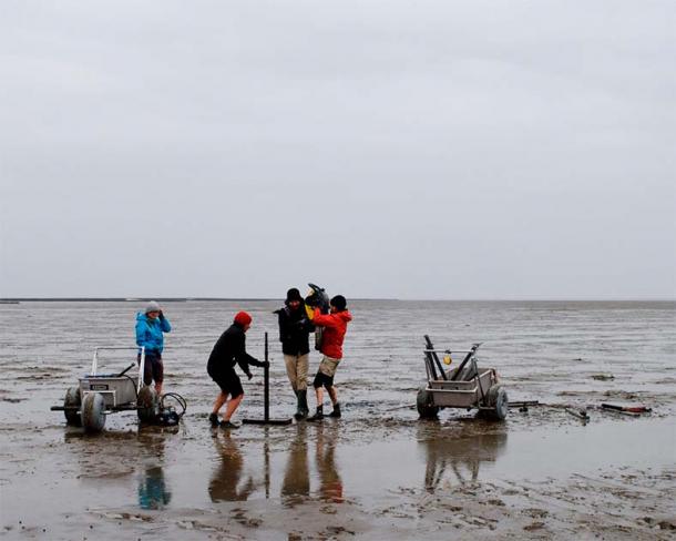 The research team uses sediment cores to record settlement remains and to reconstruct landscape evolution at selected sites on the tidal flats. (Universitaet Mainz)